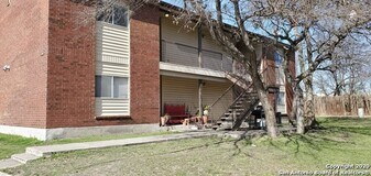 538 Dukeway Dr in Universal City, TX - Building Photo