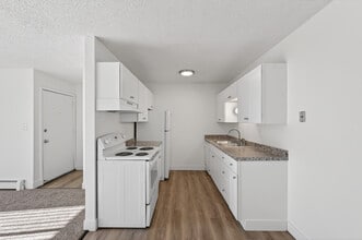 Greencrest Apartments in Colorado Springs, CO - Building Photo - Interior Photo