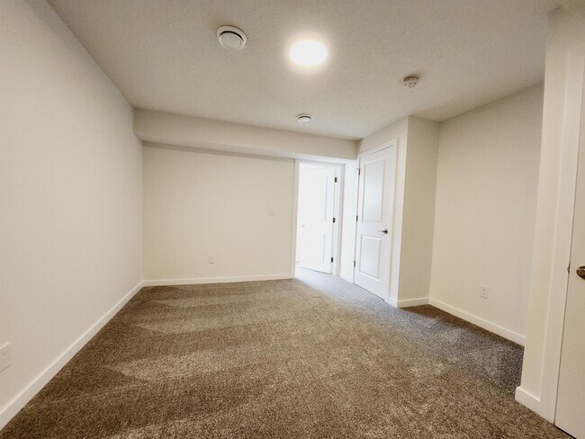 5243 Edgemont Blvd NW in Edmonton, AB - Building Photo - Building Photo