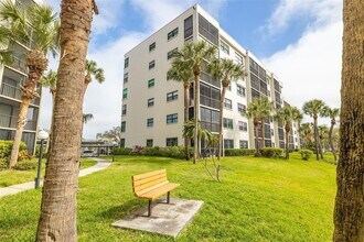 1316 Pasadena Ave S, Unit 204 in South Pasadena, FL - Foto de edificio - Building Photo