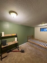 2050 SW Pheasant Dr, Unit Daylight basement apt in Aloha, OR - Foto de edificio - Building Photo
