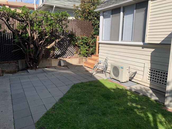 property at 1427 N Hudson Ave