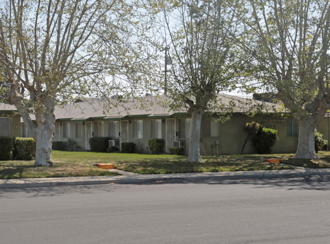 119-133 Woodworth Ave in Clovis, CA - Building Photo - Building Photo