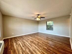 701 W Sycamore St, Unit 206 in Denton, TX - Building Photo - Building Photo