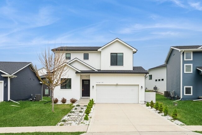 property at 16619 Oakwood Dr