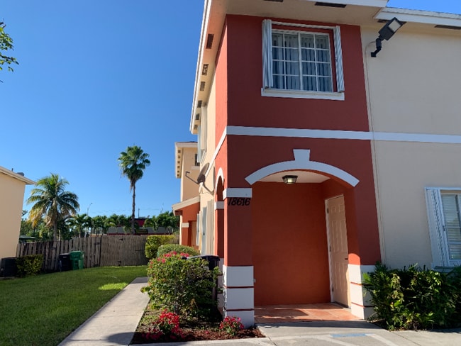 18616 SW 100th Ave in Cutler Bay, FL - Building Photo - Building Photo