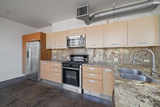 Santee Court in Los Angeles, CA - Building Photo - Building Photo
