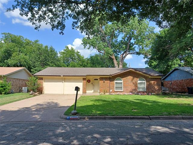 2605 Kingston St in Arlington, TX - Building Photo