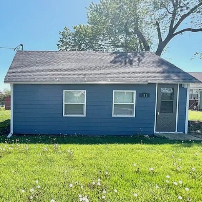 111 S West St in Gifford, IL - Building Photo