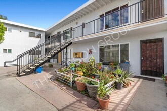 1230 E Borchard Ave in Santa Ana, CA - Foto de edificio - Building Photo