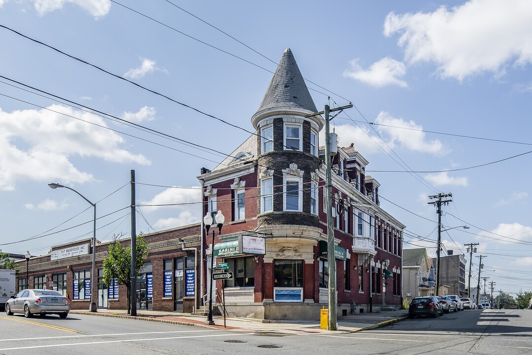 299 New Brunswick Ave in Perth Amboy, NJ - Building Photo