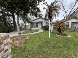 710 Avenue J Pl in Conroe, TX - Building Photo