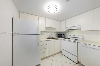 2600 Collins Ave in Miami Beach, FL - Building Photo - Building Photo