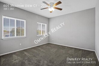 609 Meadow View Ct, Unit 201 in Denton, TX - Building Photo - Building Photo