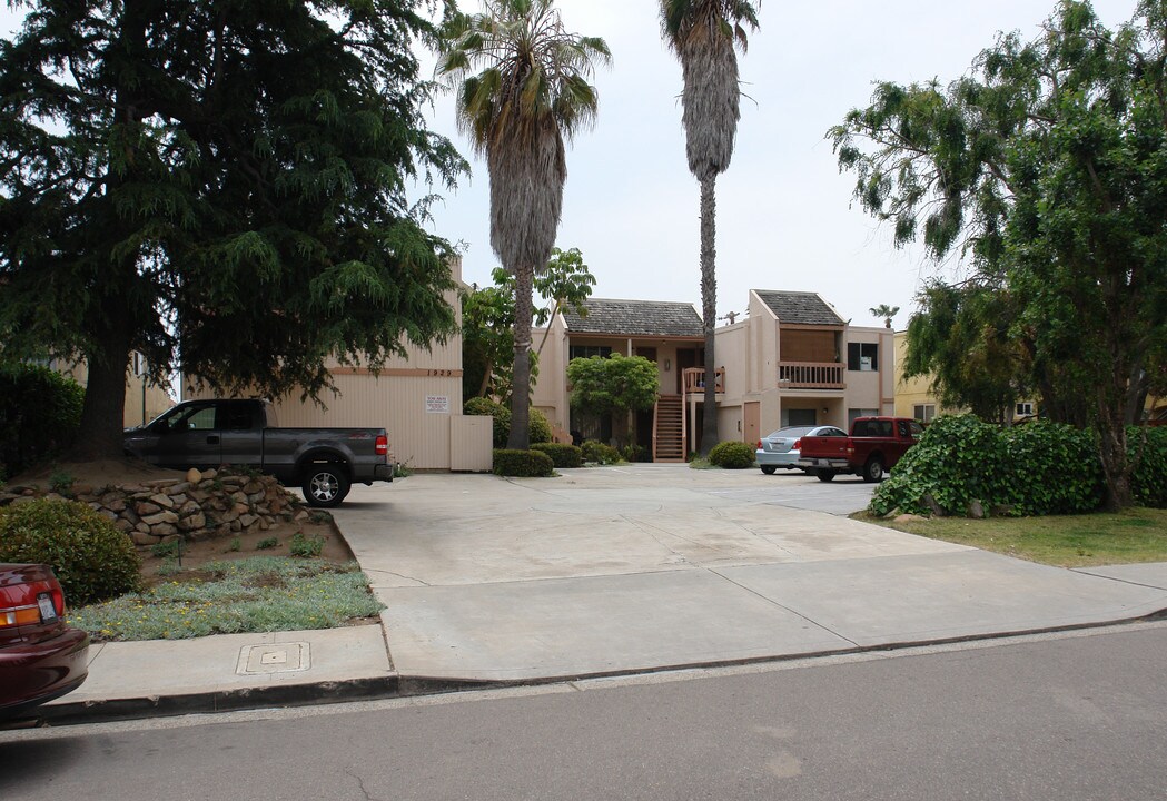 1929 Emerald St in San Diego, CA - Foto de edificio
