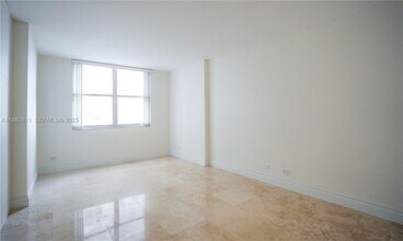 6039 Collins Ave, Unit 503 in Miami Beach, FL - Building Photo - Building Photo