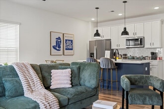 7047 Lash Ln in Charlotte, NC - Foto de edificio - Building Photo