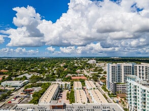 Courtyards at Hollywood Station in Hollywood, FL - Foto de edificio - Building Photo