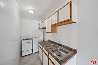 6827 Leland Way in Los Angeles, CA - Building Photo - Building Photo