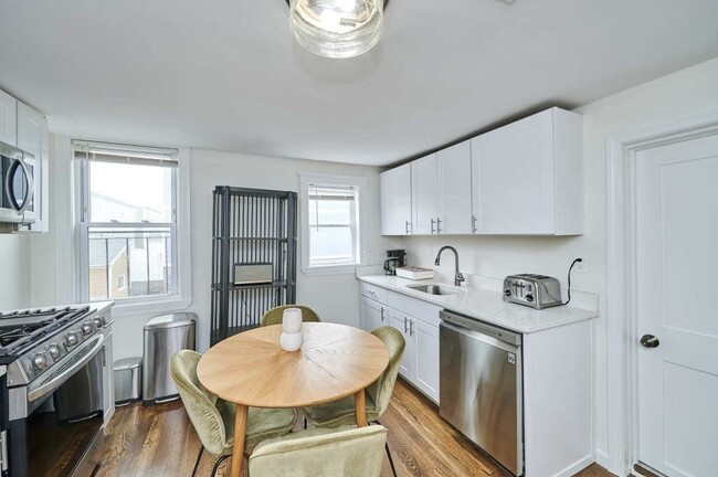 247 E St, Unit 2 BED VERY CLEANNN in Boston, MA - Building Photo - Building Photo