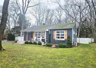 57 Wampanoag Cir in North Kingstown, RI - Building Photo - Building Photo