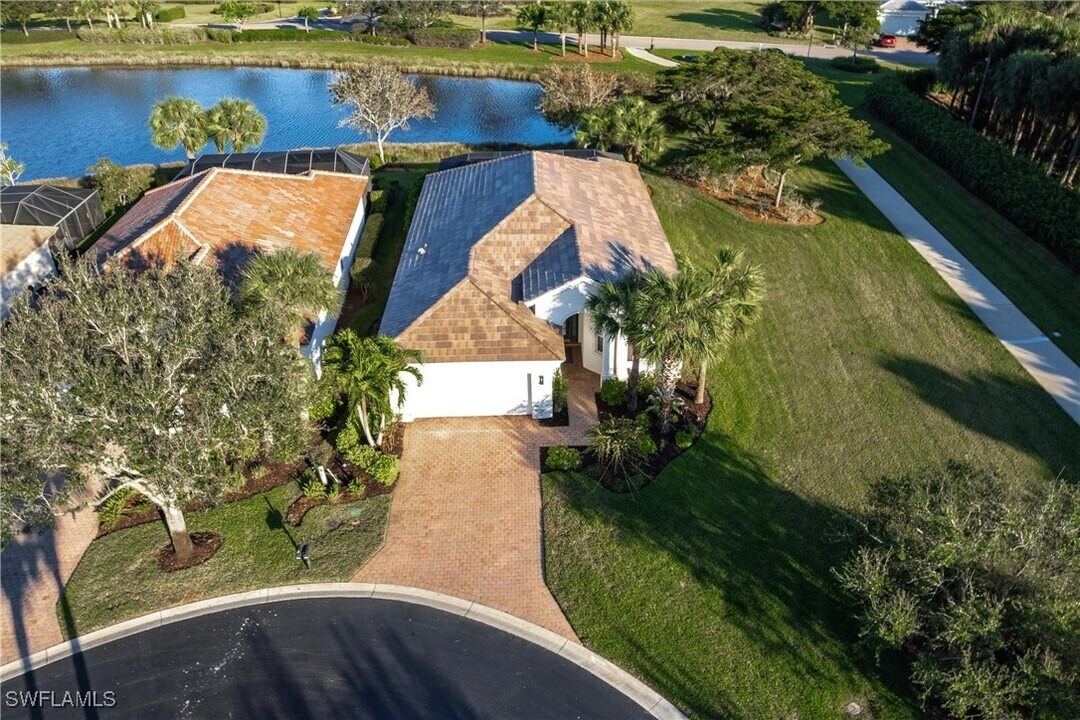 3920 Lakeview Isle Ct in Ft. Myers, FL - Foto de edificio