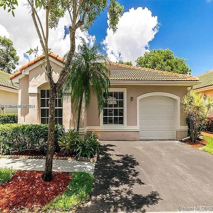 922 Opal Terrace in Weston, FL - Building Photo