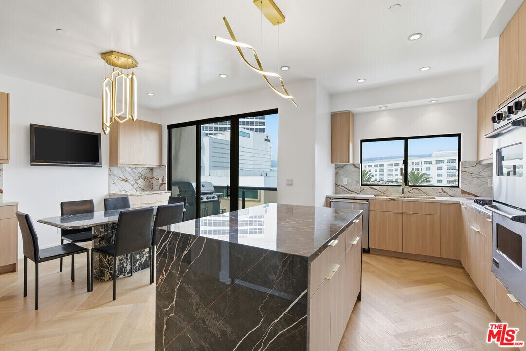 121 Canon Dr in Beverly Hills, CA - Building Photo