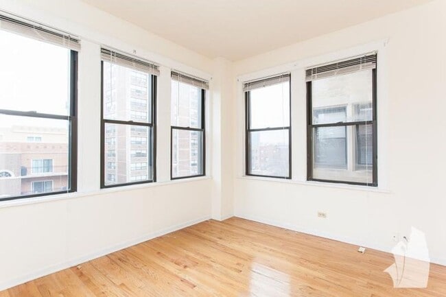 4242 N Sheridan Rd in Chicago, IL - Foto de edificio - Building Photo