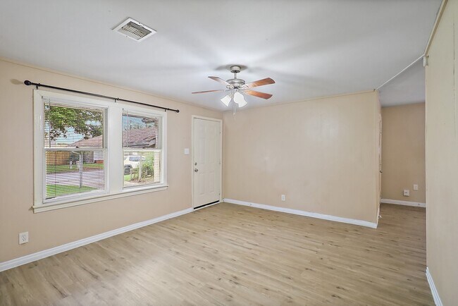 946 Milam St in Liberty, TX - Building Photo - Building Photo