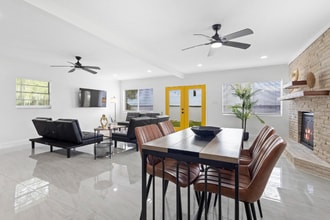 1824 Lake St in Oviedo, FL - Foto de edificio - Building Photo