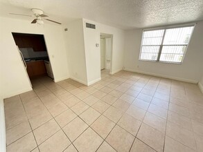 1815 W 56th St in Hialeah, FL - Foto de edificio - Building Photo