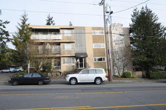 Sunset Villa Apartments in Seattle, WA - Building Photo - Building Photo