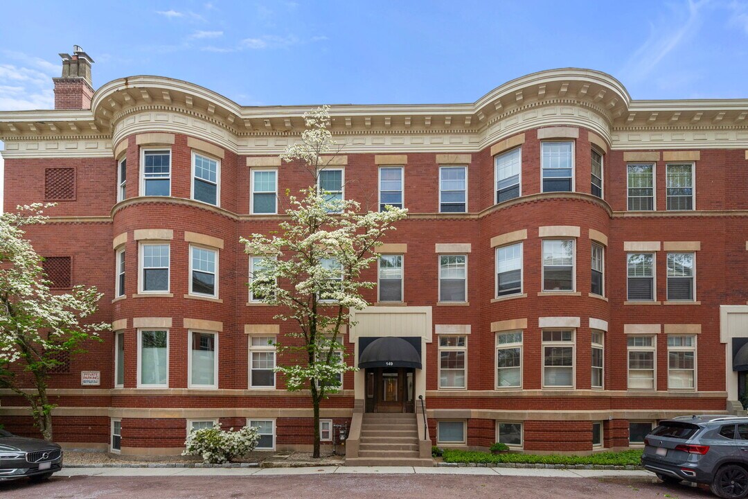 143 Longwood Ave, Unit 2 in Brookline, MA - Building Photo