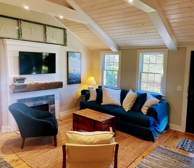 93 Sixpenny Ln in Brewster, MA - Foto de edificio - Building Photo