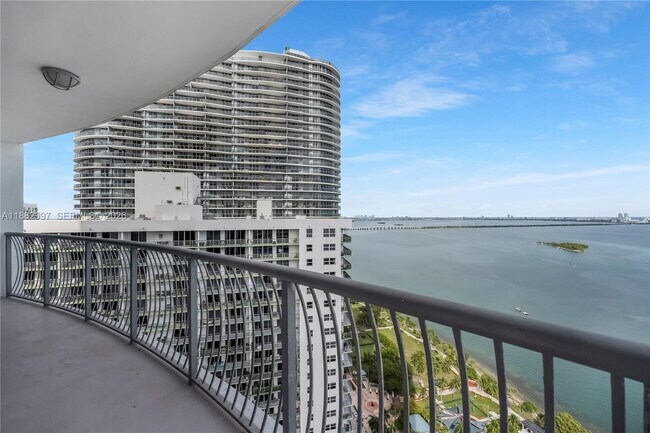 1750 N Bayshore Dr in Miami, FL - Building Photo - Building Photo