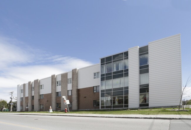Les Ficelles in Laval, QC - Building Photo - Building Photo