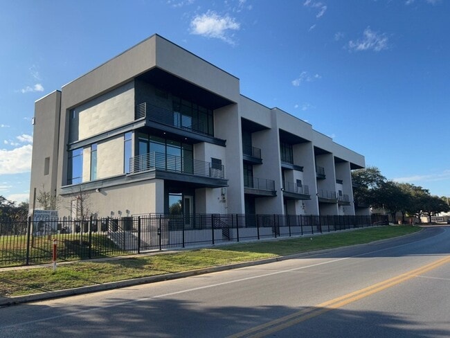 8120 Stillmeadow Ct, Unit 1B in Laredo, TX - Foto de edificio - Building Photo