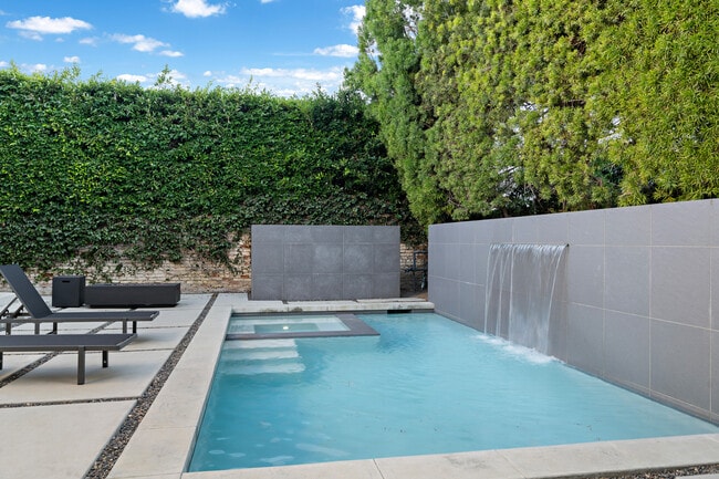 201 Bedford Dr in Beverly Hills, CA - Building Photo - Building Photo