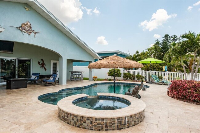 11400 8th St E in Treasure Island, FL - Building Photo - Building Photo