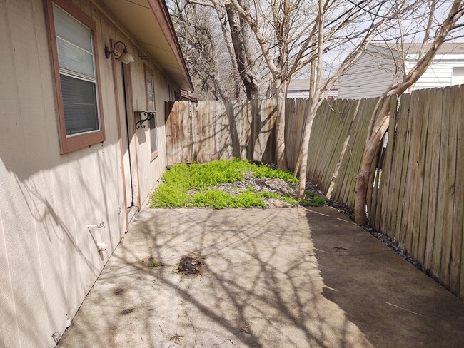 622 Mill St in San Marcos, TX - Building Photo - Building Photo