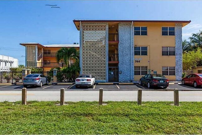 744 NE 14th Ave in Fort Lauderdale, FL - Building Photo - Building Photo