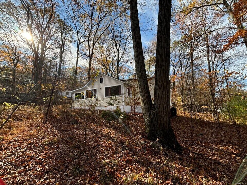 11 Echo Trail in Monroe, NY - Foto de edificio