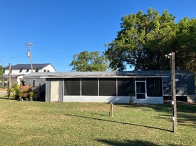 1228 Chokoloskee Dr in Chokoloskee, FL - Building Photo