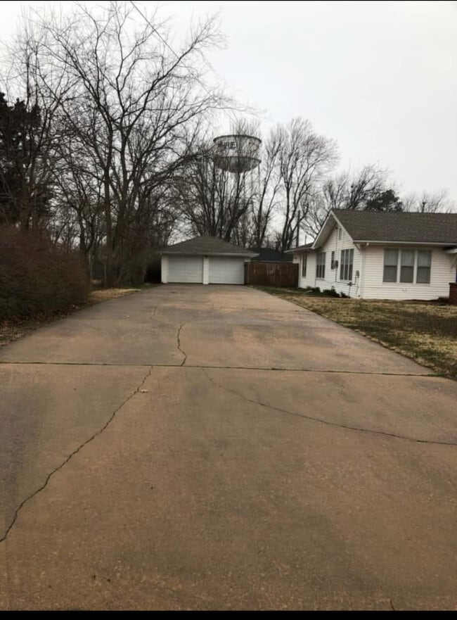 213 S 17th St in Guthrie, OK - Foto de edificio - Building Photo