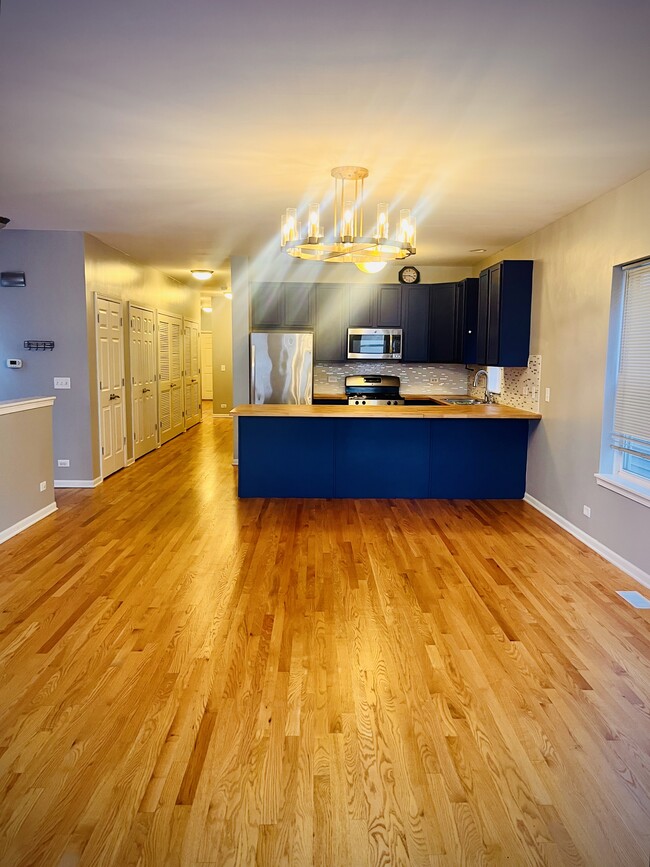 1900 N Laramie Ave in Chicago, IL - Building Photo - Building Photo