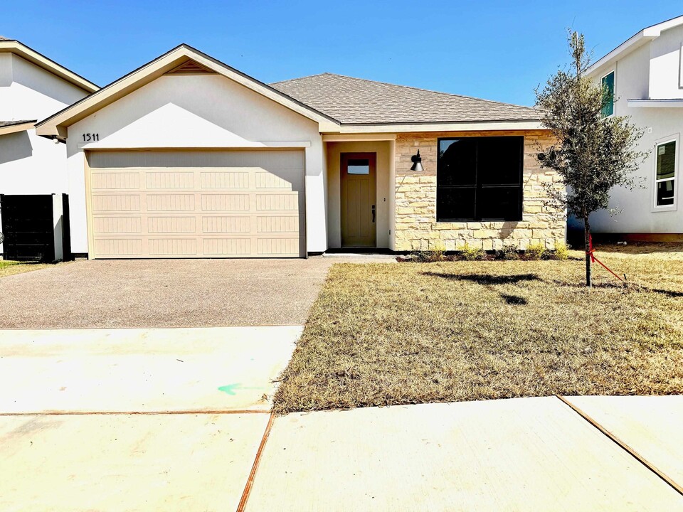 1511 Eagles Ln in Laredo, TX - Foto de edificio