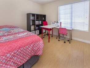 5550 Owensmouth Ave in Los Angeles, CA - Building Photo - Building Photo
