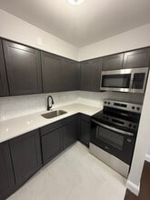 393 Grove St in North Plainfield, NJ - Foto de edificio - Building Photo