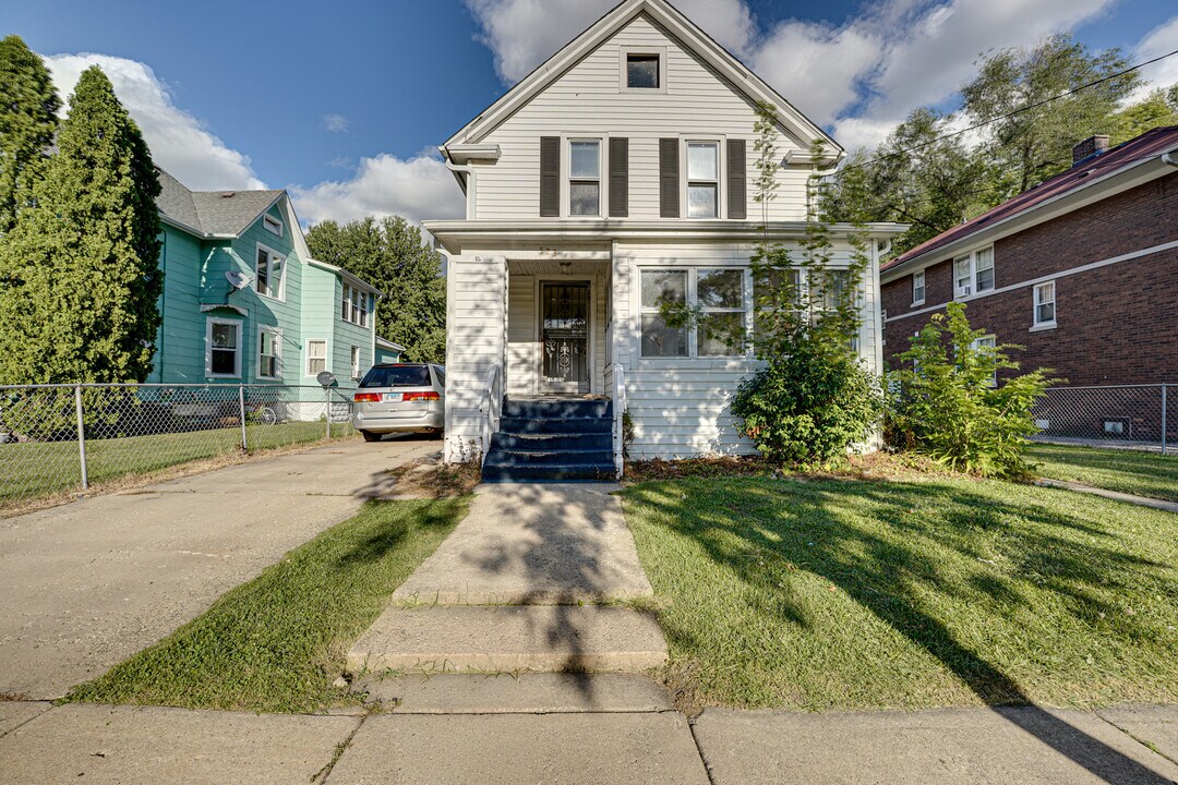 523 Grand Ave in Aurora, IL - Building Photo